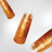 COCONUT WATERFALL SHIMMERING BODY MIST – ΛΑΜΠΕΡΟ ΣΠΡΕΪ ΣΩΜΑΤΟΣ ΜΕ ΚΑΡΥΔΑ, ΒΑΝΙΛΙΑ & ΚΡΙΝΟ ΤΗΣ ΚΟΙΛΑΔΑΣ (200ML)