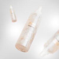 POWDER TORNADO SHIMMERING BODY MIST – ΛΑΜΠΕΡΟ ΣΠΡΕΪ ΣΩΜΑΤΟΣ ΜΕ ΑΡΩΜΑ ΠΟΥΔΡΑΣ & ΞΥΛΩΔΗ ΝΟΤΕΣ (200ML)